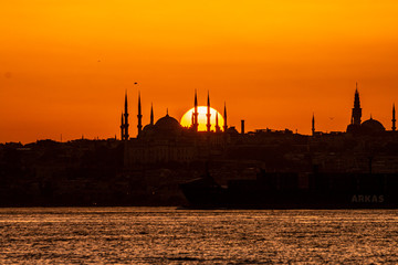 Naklejka premium Cityscape of Istanbul with silhouettes of ancient mosques and minarets at sunset. Panoramic view, The Maiden's Tower, Galata Tower, Hagia Sophia, The Blue Mosque and Topkapı Palace in Istanbul.