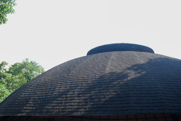 A circular roof in the middle of the aunt