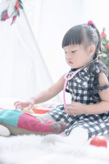 Naklejka premium Merry christmas happy little child with beautifully decorated christmas tree holidays in home, christmas concept