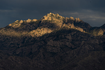 Obraz premium Light and Shadows on Mountain Peak - Tucson, AZ