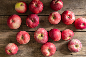 Fototapeta na wymiar Apples lie on wooden planks, ripe red fruits