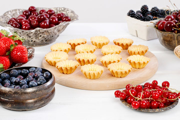 How to prepare colorful cupcakes with fresh fruits