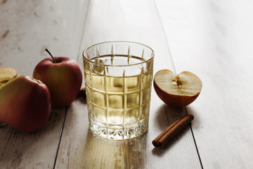 Fresh organic apple juice with apples and cinnamon.