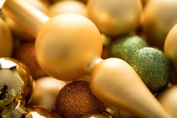 Weihnachtsbaumkugeln und Baumspitze aus Glas in Gold, Grün und Bronze mit Glitter Glitzer, Matt und Spiegel Glanz Finish für Weihnachtsdekoration 