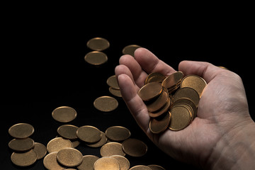 金貨を掴む手