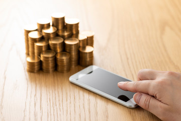 積み上げたお金 スマートフォン