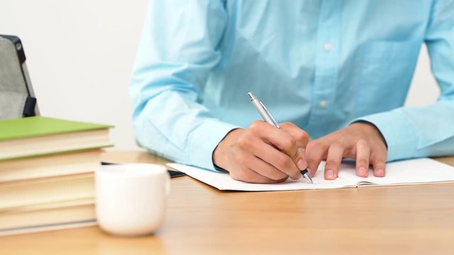 ノートに書く男性