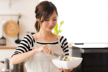 サラダを取り分ける女性