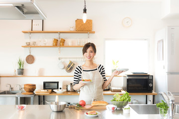 キッチンで料理を作る女性