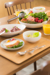 食事の並んだテーブル
