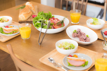 食事の並んだテーブル