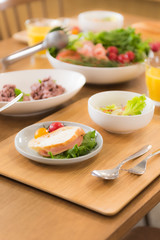 食事の並んだテーブル