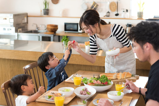 家族団らん の画像 13 861 件の Stock 写真 ベクターおよびビデオ Adobe Stock