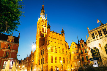 Fototapeta premium Town Hall and Neptune's Fountain at Dlugi Targ (Long Market) street at night in Gdansk, Poland