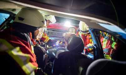 Verkehrsunfall mit verletzter Person, Feuerwehr Angriffstrupp schafft Zugang