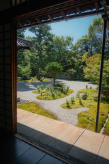 京都、廬山寺にある源氏庭園の風景と桔梗の花