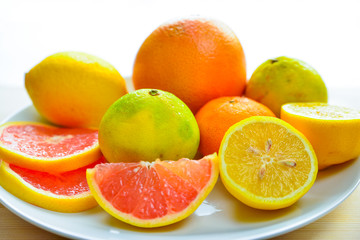 agrumi su un piatto bianco