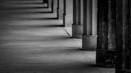 Obraz premium Empty corridor with stone columns and floor