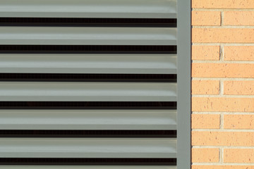 Abstracción y detalle de una rejilla de ventilación en una pared de ladrillos