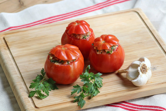 Tomates farcies crues, pr&ecirc;tes &agrave; cuire, fait maison, farce ail et persil