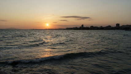 Atardecer en Santa Pola, Alicante, España. Primer plano de mar con reflejos de sol y horizonte de...