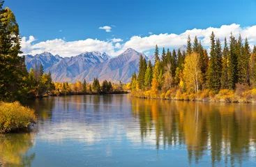 Schöne Landschaft des sibirischen Herbstes mit den östlichen Sayan-Bergen. Vergilbte Bäume spiegeln sich im Fluss Irkut wider. Baikalregion, Burjatien, Tunka-Tal © Katvic