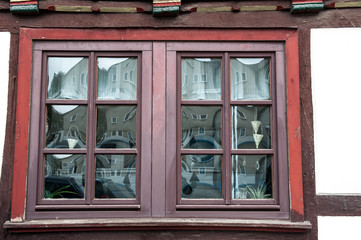 Gewölbte  Glasfenster  an einem alten Haus  - Diese geben kleinteiligen  Fenstern in alten Gebäuden eine besonders schöne und interessante Note