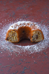 Kouglof with raisins and rum