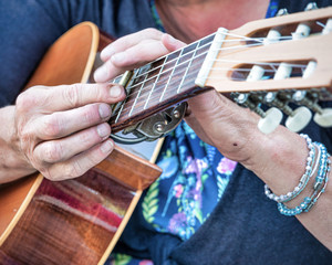 Hand beim Gitarrespiel