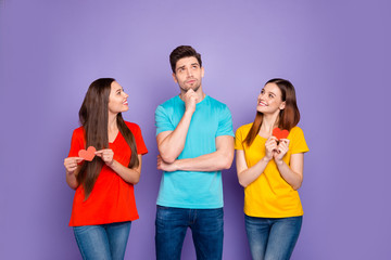 Photo of one handsome guy and three lovely beautiful ladies presenting him their heart shaped postcards isolated violet background