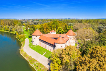 Obraz premium Croatia, old fortress in the town of Sisak on the banks of Kupa River, in autumn