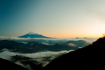 Fototapeta premium 雲海に浮かぶ霊峰富士〜５