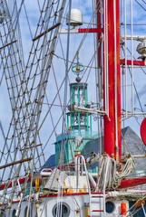 Schiffsmasten und Gebäude im Hafen von Emden