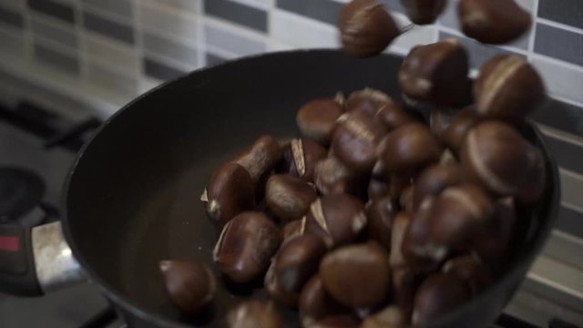 Le caldarroste sono meno digeribili delle castagne bollite o crude, a causa del tipo di cottura, che produce alterazioni dei glucidi e delle proteine