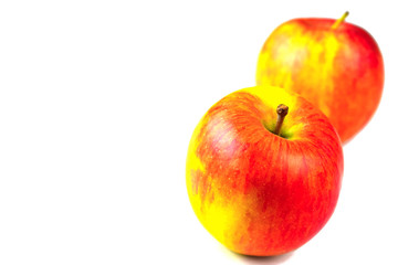 Dos manzanas sobre fondo blanco