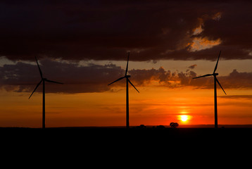 Obraz premium Wind turbines at sunset