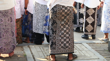 Various motifs of batik sarongs, which are being hit by a group of men and women