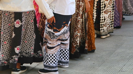Various motifs of batik sarongs, which are being hit by a group of men and women