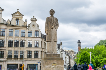 Fototapeta na wymiar Queen Elisabeth of Belgium Statue in Brussels, Belgium
