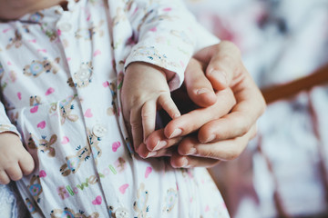 parents ' hands hold the child's hand