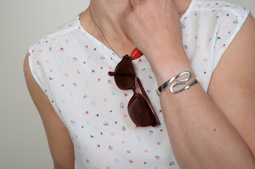 Frau bodypart sonnenbrille und Armreif