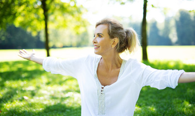 Attraktive ältere Frau macht Übungen im Park 