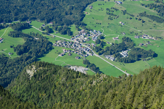 Dorf "Ennetmos"  NW, aus der Sicht des Stanserhorns, Stans, Nidwalden, Schweiz