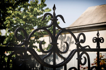 Deokrativny processing of a metal fence