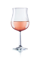 ein Glas mit Rosewein isoliert auf weiß