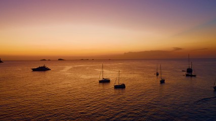 Vistas bellas de Atardecer en el Mar 