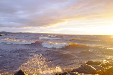 Vague au coucher de soleil
