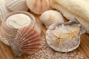 Wellness-Stillleben mit Badesalz © Petra Schueller