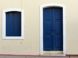 Obraz na płótnie Canvas Yellow wall and blue wooden doors of building in the Sobral center