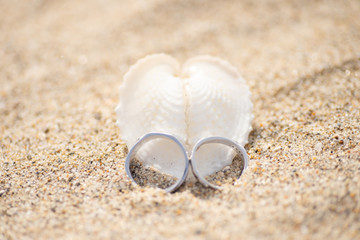 Fototapeta na wymiar ハート型の貝と指輪